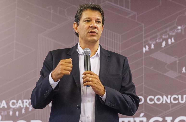 <p>O então ministro da Educação, Fernando Haddad, teve que cancelar prova que seria aplicada para mais de 4 milhões</p>