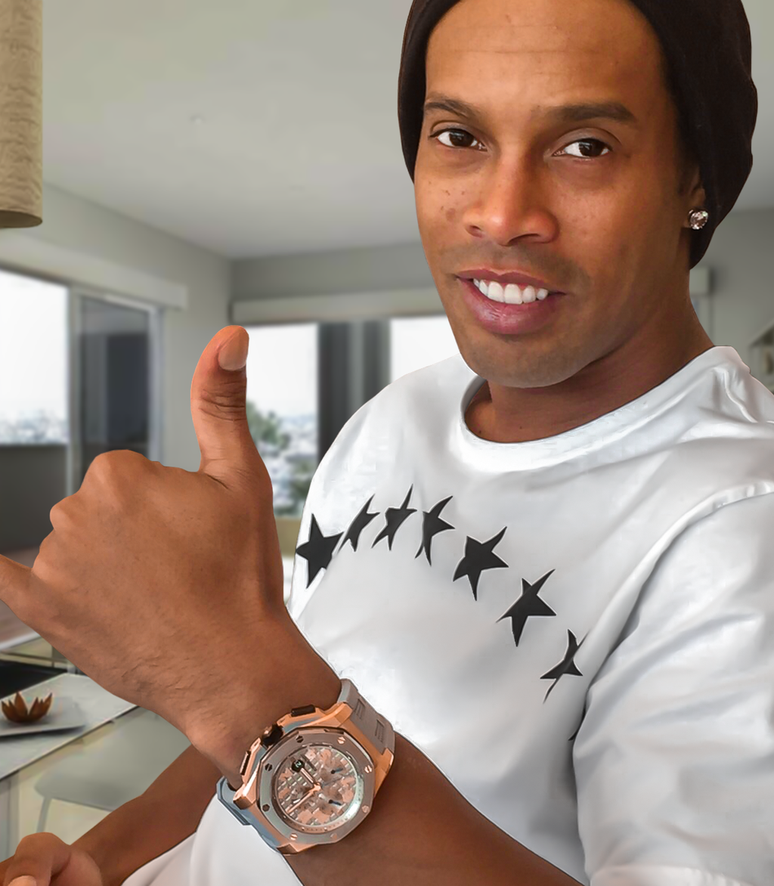 Ronaldinho mostra relógio presenteado por LeBron James