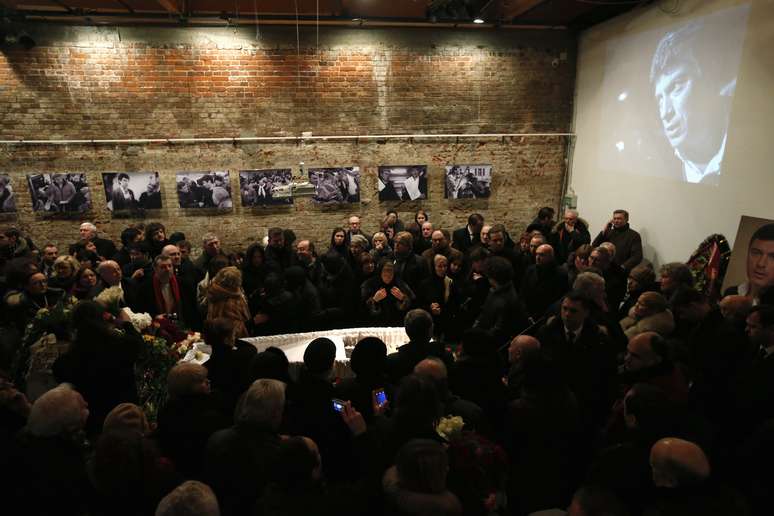<p>Milhares de pessoas compareceram nesta terça-feira ao Centro Sakharov de Moscou para o funeral do opositor russo Boris Nemtsov</p>