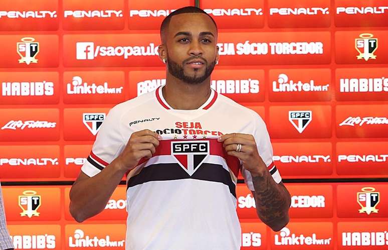 <p>S&atilde;o Paulo tem jogado com uniforme &quot;limpo&quot; - sem&nbsp;patroc&iacute;nio m&aacute;ster</p>