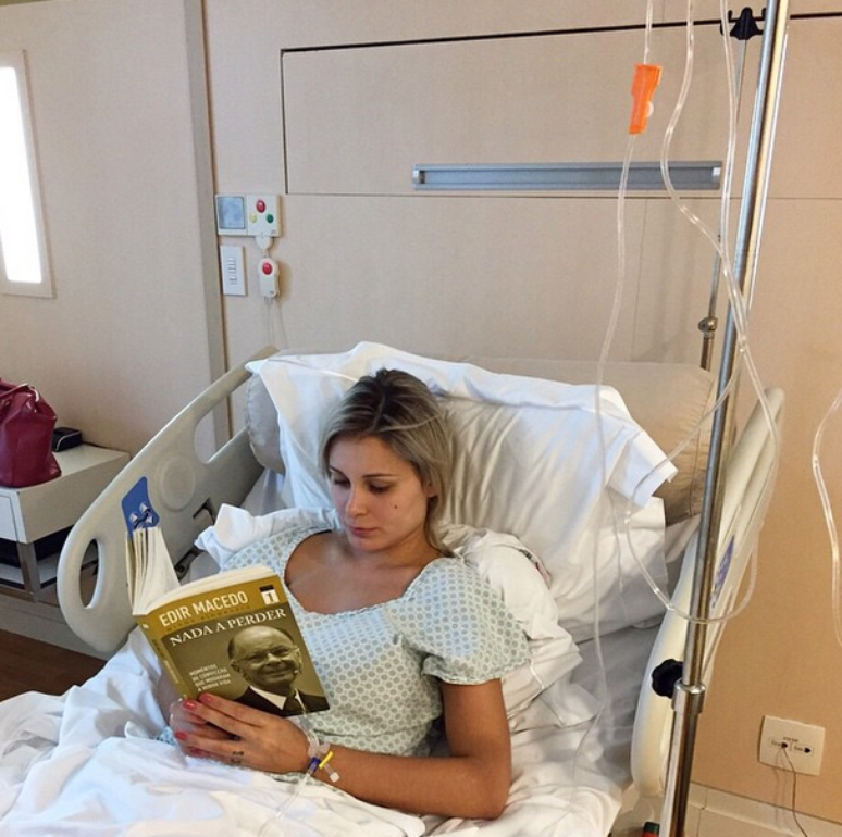 Andressa Urach lê livro de Edir Macedo no hospital