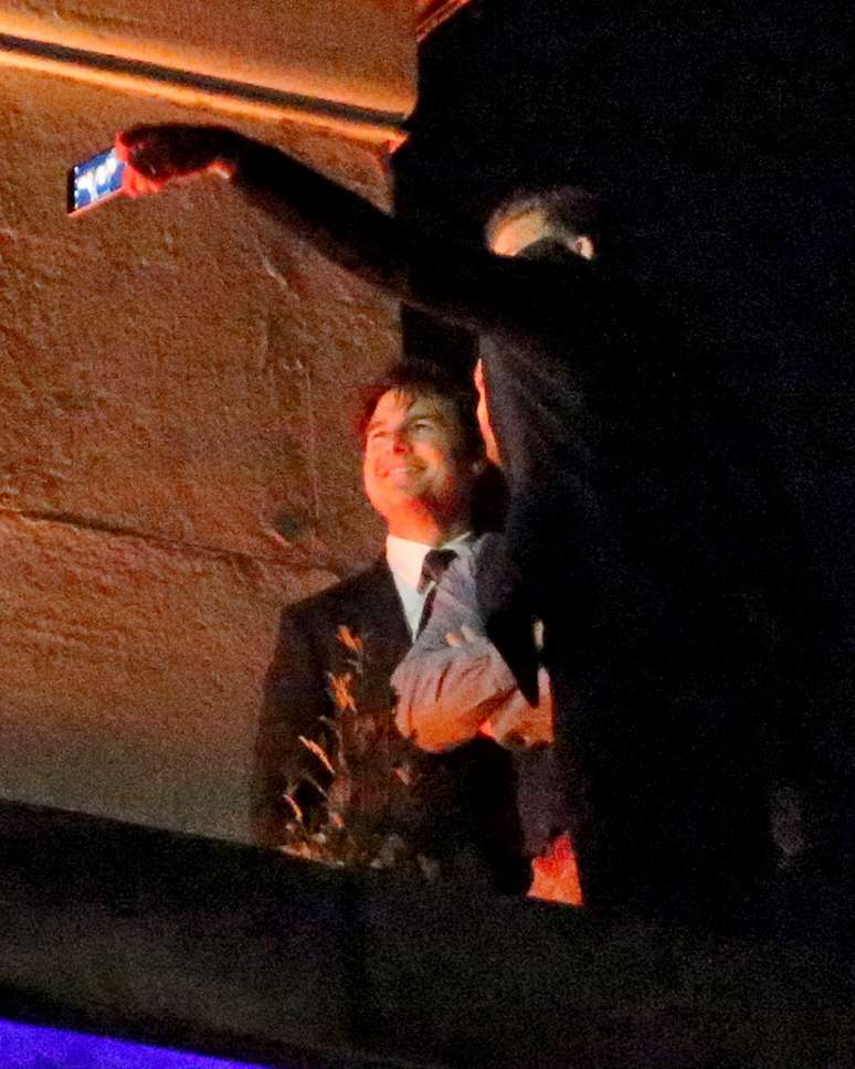 Tom Cruise, David Beckham e Guy Ritchie tiraram selfie em cima de monumento em Londres