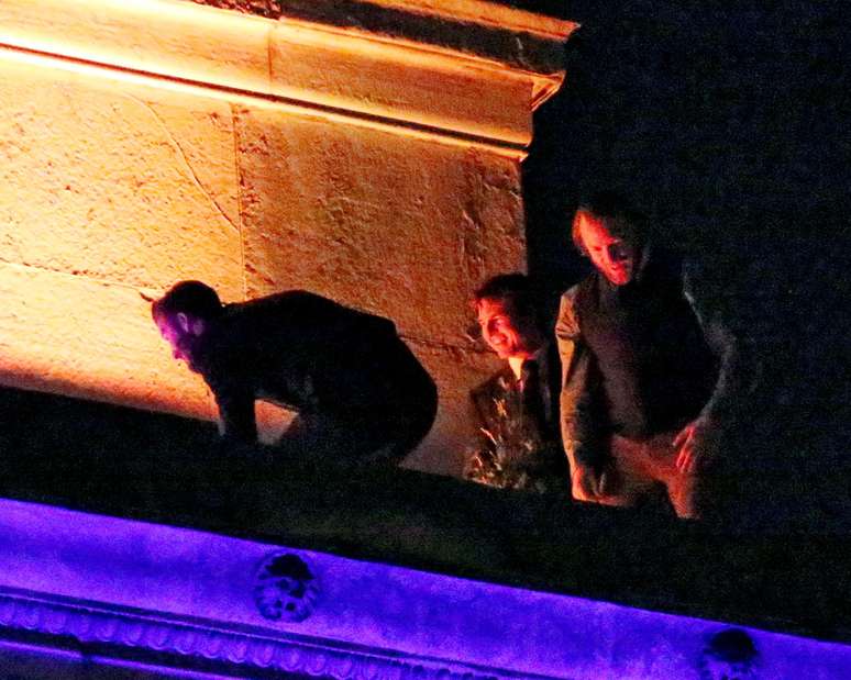 Tom Cruise, David Beckham e Guy Ritchie tiraram selfie em cima de monumento em Londres