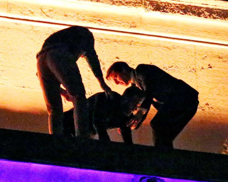 Tom Cruise, David Beckham e Guy Ritchie tiraram selfie em cima de monumento em Londres