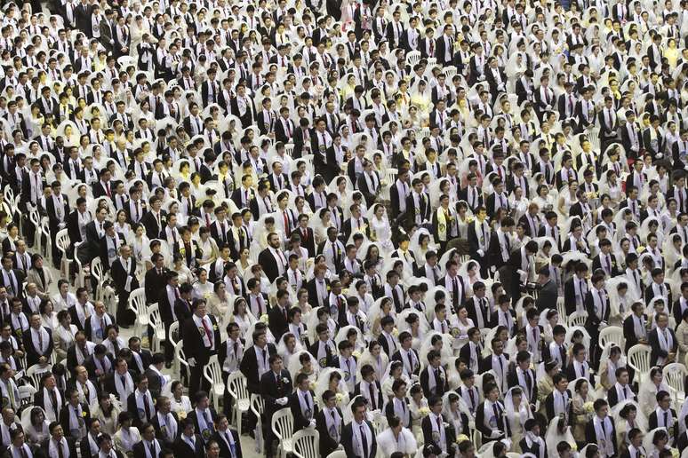 Milhares de pessoas de todo o mundo participaram de uma cerimônia de casamento coletivo nesta terça-feira