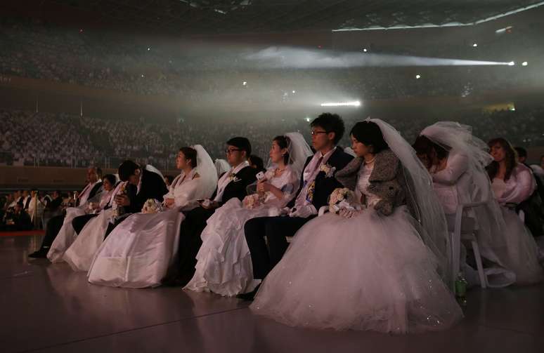 O casamento coletivo aconteceu no enorme auditório do Cheon Shim Peace World Center e foi organizado e presidido por Hak Ja Han Moon