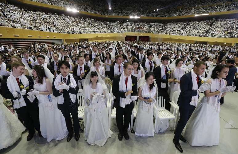 A Igreja da Unificação é famosa por seus casamentos coletivos, desde a década de 1960, geralmente realizados em estádios esportivos e arenas