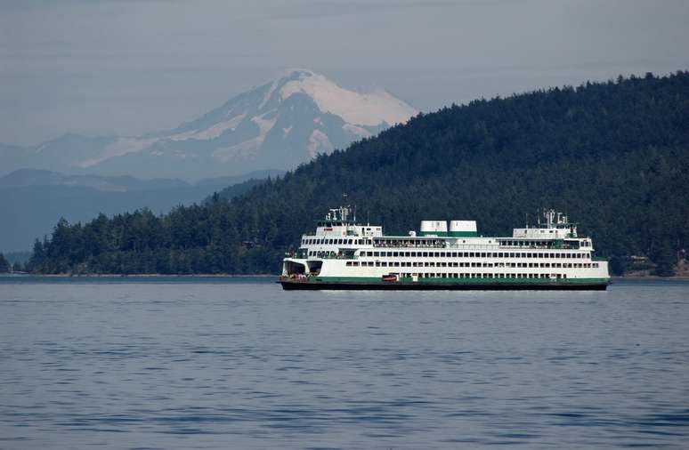 As belas paisagens começam a aparecer quando o navio passa por Puget Sound, ainda durante a navegação  