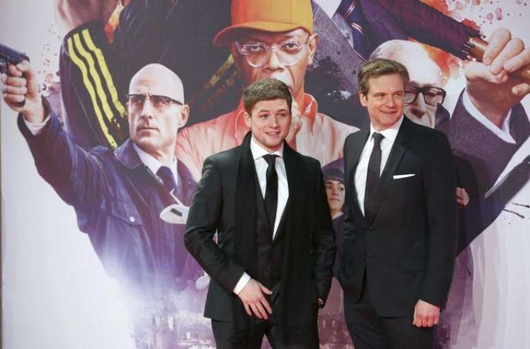 Os atores Colin Firth e Taron Egerton (esquerda) chegam para a pré-estreia de "Kingsman: Serviço Secreto", em Berlim, na Alemanha. 03/02/2015