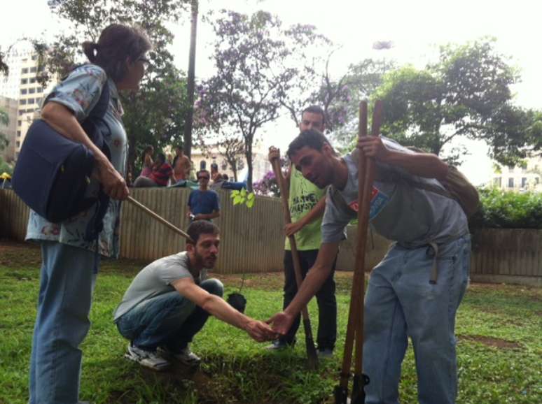 <p>Os manifestantes plantam mudas em protesto pela criação do Parque Augusta</p>