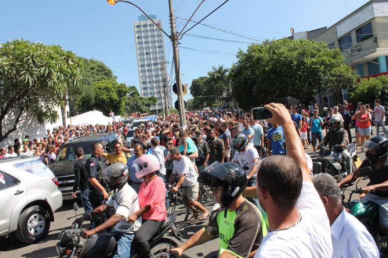 Fãs se aglomeraram na saída da Câmera Municipal de Americana