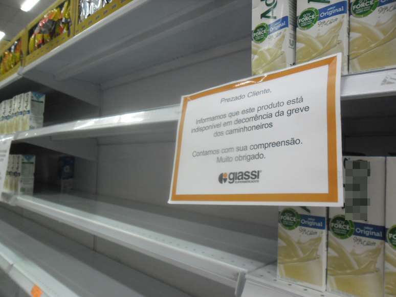 <p>Paralisação gerou desabastecimento em várias cidades do País; em Joinville (SC), supermercado avisa os clientes sobre a falta dos produtos nas prateleiras</p>