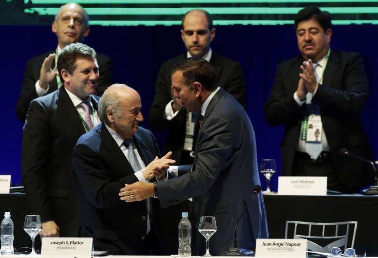 <p>Preisdente da Fifa, Joseph Blatter, cumprimentou Juan Ángel Napout</p>