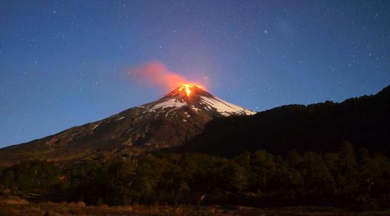 Cinzas e lavas são lançadas pelo vulcão Villarrica, no sul do Chile, nesta terça-feira. 03/03/2015