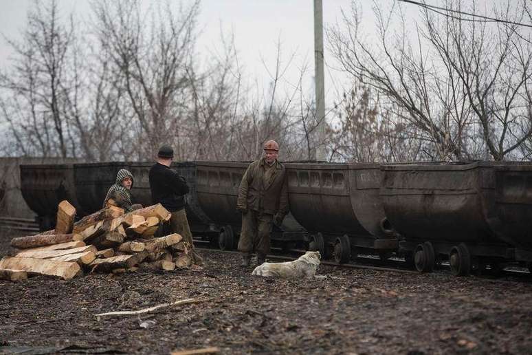 Mineiros do lado de fora da mina de carvão de Zasyadko, em Donetsk.  04/03/2015