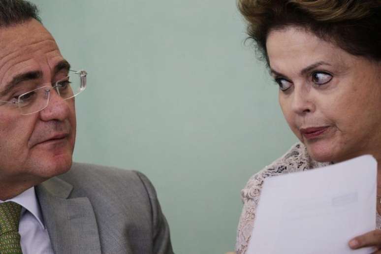 A presidente Dilma Rousseff conversa com o presidente do Senado, Renan Calheiros, durante evento no Palácio do Planalto, em Brasília, no ano passado. 06/05/2014