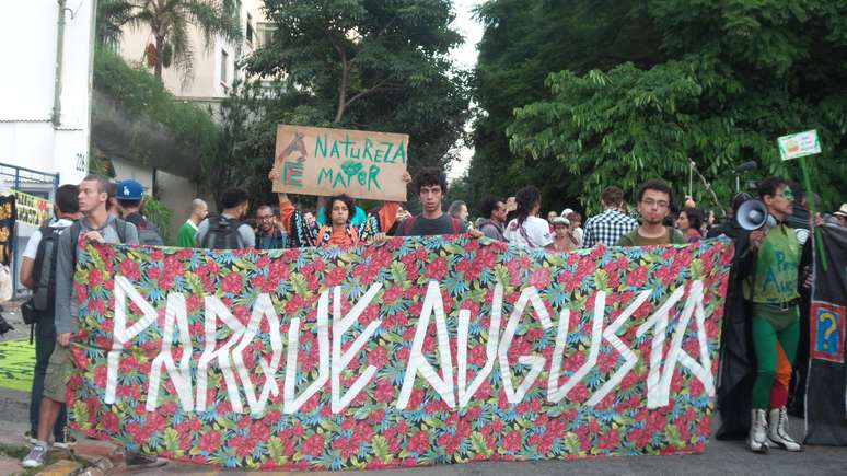 Manifestantes protestam em terreno no centro de São Paulo pela criação do Parque Augusta