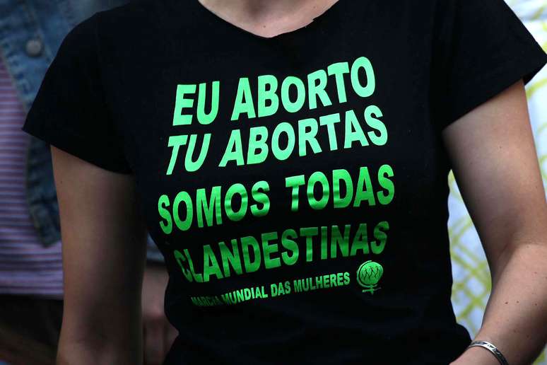 Camiseta com "slogan" de movimento pró-aborto no Brasil: "eu aborto, tu abortas, somos todas clandestinas"