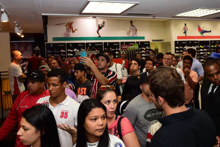 Fãs vão a evento promovido por patrocinador de Luís Fabiano 