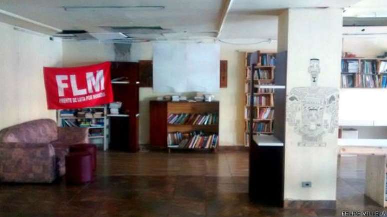 <p>Biblioteca comunit&aacute;ria foi organizada por moradores no antigo mezanino do hotel ocupado no centro&nbsp;</p>