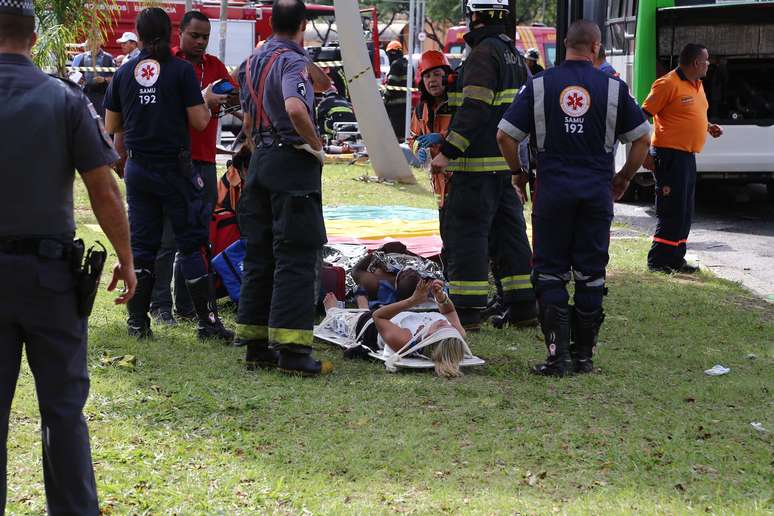 V&iacute;timas foram colocadas no gramado para serem atendidas