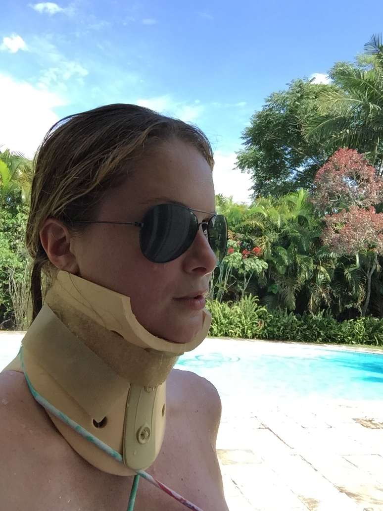 Bárbara Beluco usa o colar cervical até hoje, três meses depois do acidente: "pareço um robozinho"