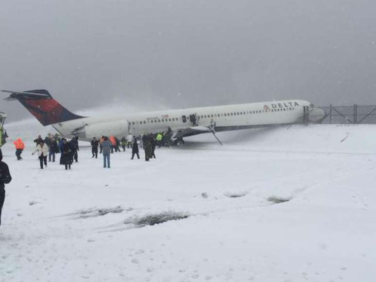 <p>Avi&atilde;o derrapa ap&oacute;s pousar em pista repleta de neve em aeroporto de&nbsp;LaGuardia, em Nova York</p>