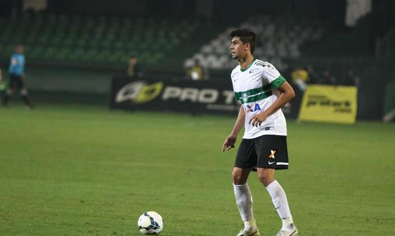 Leandro Almeida segue no clube paranaense