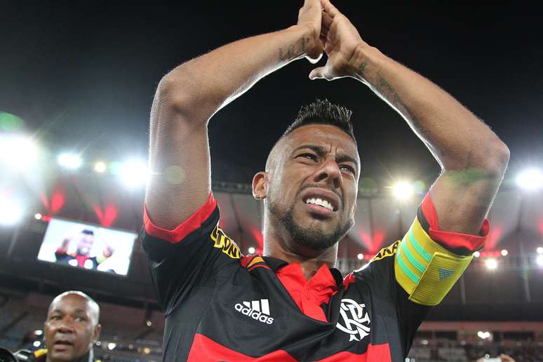 Léo Moura se despediu do Flamengo há três meses e meio com chora e homenagens da torcida