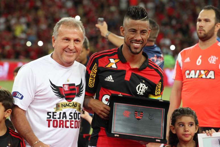 Ídolo maior do Flamengo, Zico entregou placa a Léo Moura