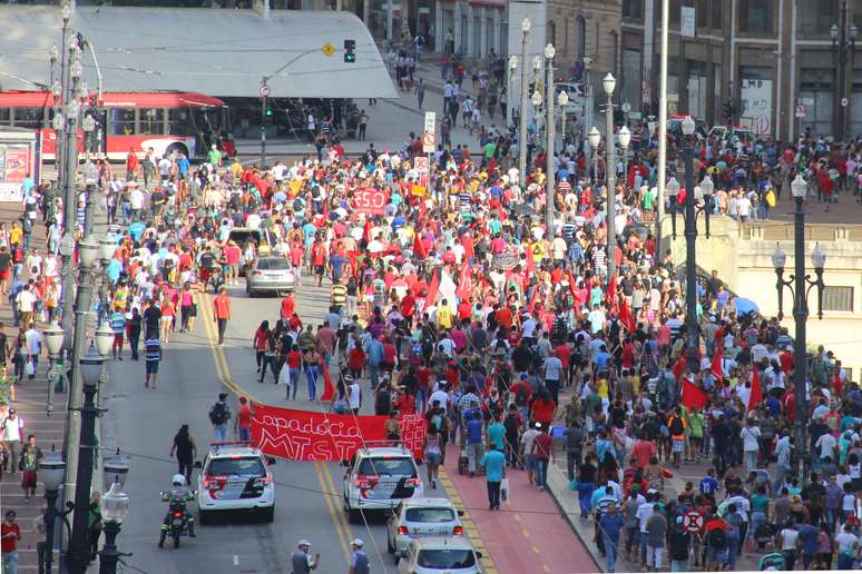 Manifestantes do MTST passaram pelo Viaduto do Chá e seguiram pela rua Libero Badaró