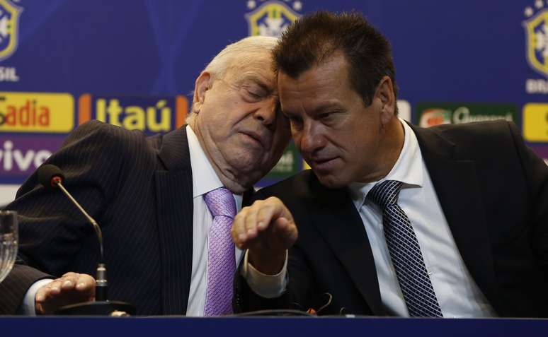 Dunga ao lado do presidente Marin durante a apresentação de lista; apenas cinco jogadores que atuam no Brasil