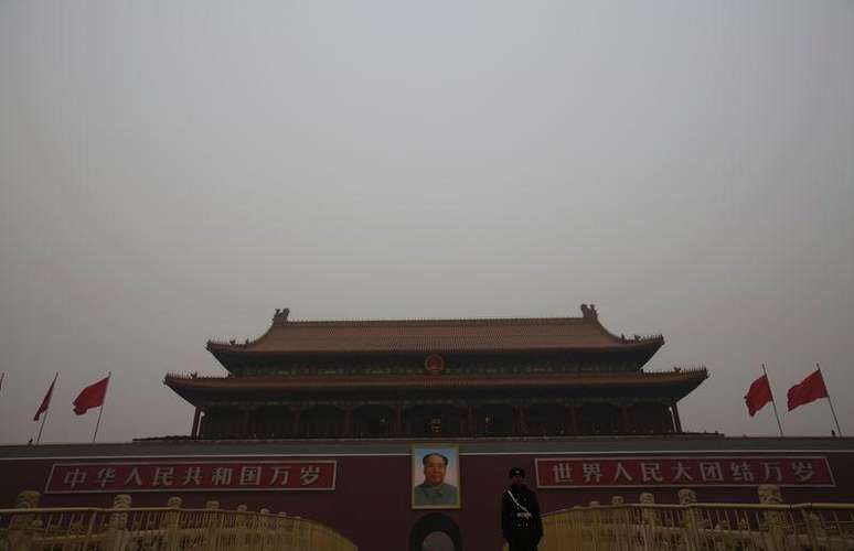 Porta da Paz Celestial é vista num dia poluído em Pequim, na China. 15/01/2015