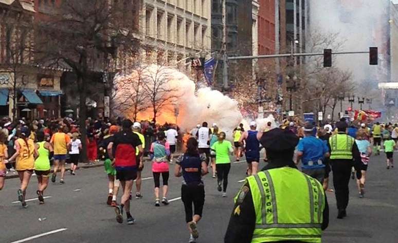 Correria após explosão de bomba na Maratona de Boston em 2013.  15/04/2013