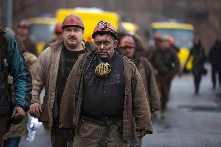 Mineiros deixam mina de carvão Zasyadko após explosão, em Donetsk, leste da Ucrânia, nesta quarta-feira. 04/03/2015