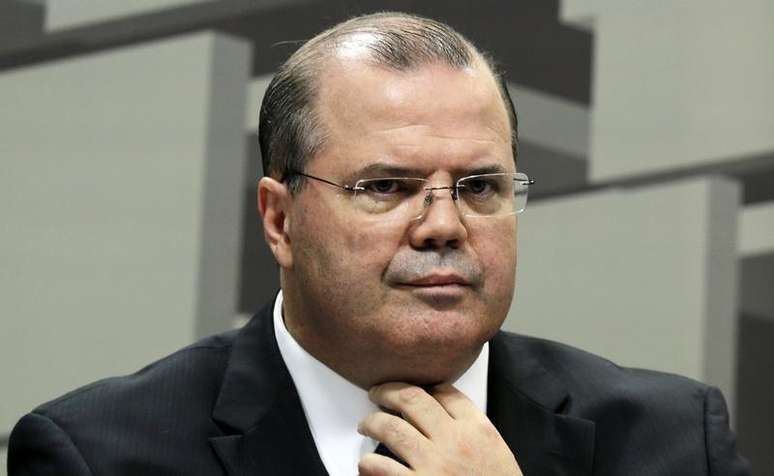 <p>Presidente do BC, Alexandre Tombini, terá de se explicar em uma carta aberta se a meta não for cumprida</p>