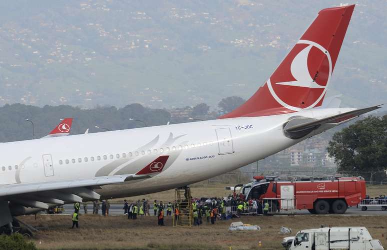 Dois dias consecutivos de chuva deixaram a pista do Aeroporto Internacional de Tribhuwan extremamente escorregadio e havia um denso nevoeiro