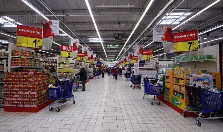 Carrefour, la segunda cadena minorista del mundo por tamaño, dijo que aumentará el gasto de capital este año, en el que busca consolidar la recuperación de sus hipermercados europeos y expandirse en el mercado emergente de Brasil. En la imagen, vista general de un supermercado en Niza el 29 de noviembre de 2011.