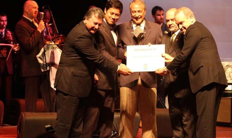 Diretoria do Coritiba recebe prêmio da categoria serviço do Top de Marketing, da ADVB-PR