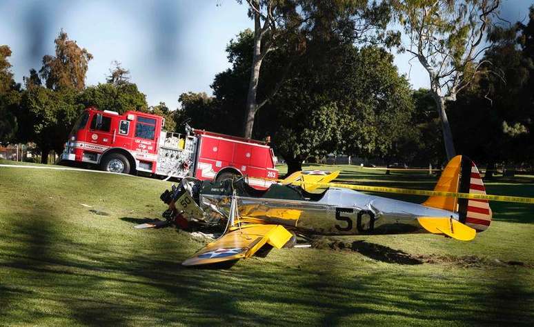 Avião se envolve em acidente no Penmar Golf Course, em Venice, na Califórnia, Estados Unidos, nesta quinta-feira. Segundo o site de celebridades TMZ, o piloto era o ator Harrison Ford, que teria ficado gravemente ferido.