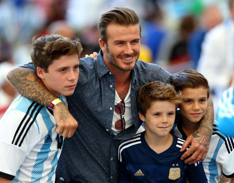 <p>David Beckham tem 3 filhos: Brooklyn (esq), Cruz (centro) e Romeo (direita)</p>