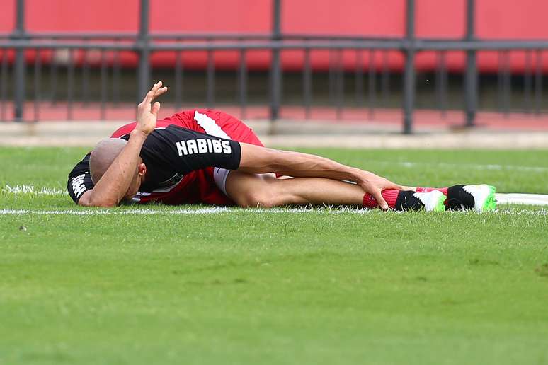 Dória sente dores no tornozelo durante treino no Morumbi