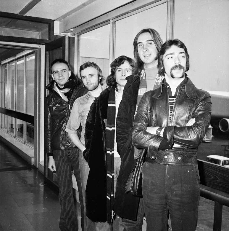 Da esquerda para direita: Peter Gabriel, Phil Collins, Tony Banks, Mike Rutherford em Steve Hackett no aeroporto de Londres, em 1974