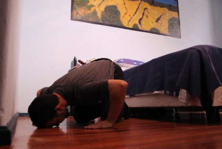 O ex-preso de Guntánamo Abdul Ourg, da Tunísia, faz uma oração na casa em que vive em Montevidéu 
