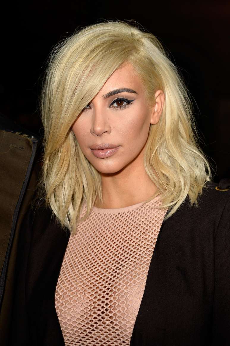  Kim Kardashian  atraiu olhares ao aparecer platinada na semana de moda de Paris