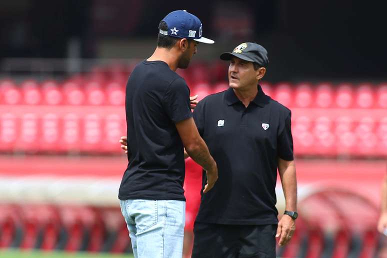 Maicon cumprimenta Muricy Ramalho em sua despedida do time do São Paulo