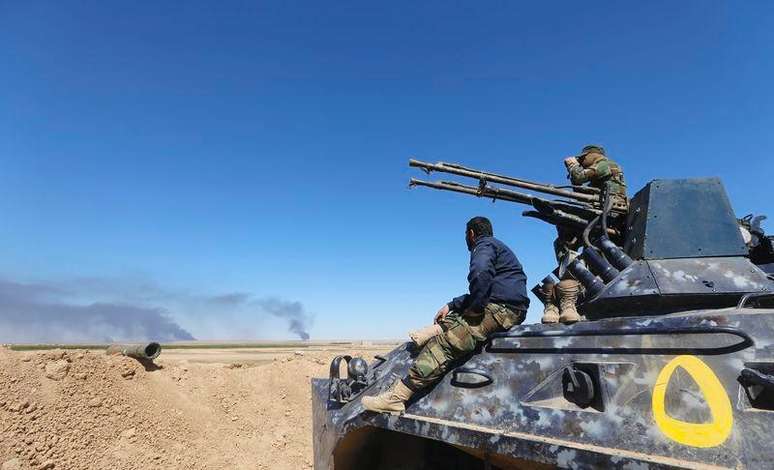 Combatentes xiitas em veículo militar em Al Hadidiya, Iraque. 06/03/2015.