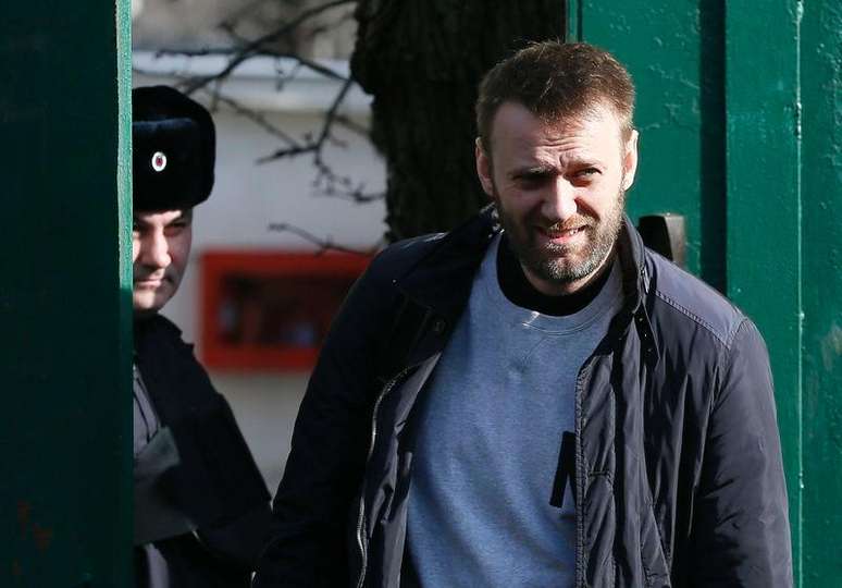 Crítico do Kremlin Alexei Navalny saindo do centro de detenção em Moscou.  06/03/2015