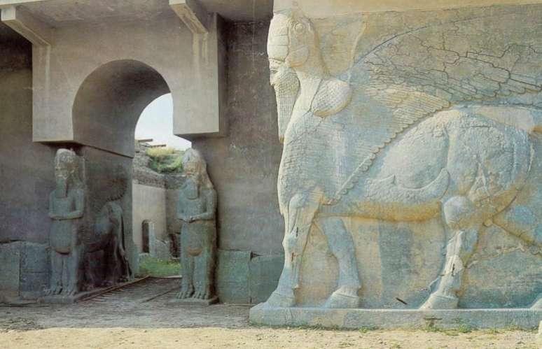 <p>Membros do EI destru&iacute;ram est&aacute;tuas e constru&ccedil;&otilde;es do s&iacute;tio arqueol&oacute;gico de milhares de anos</p>