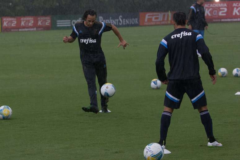 De calça, Valdivia participa de treino na chuva